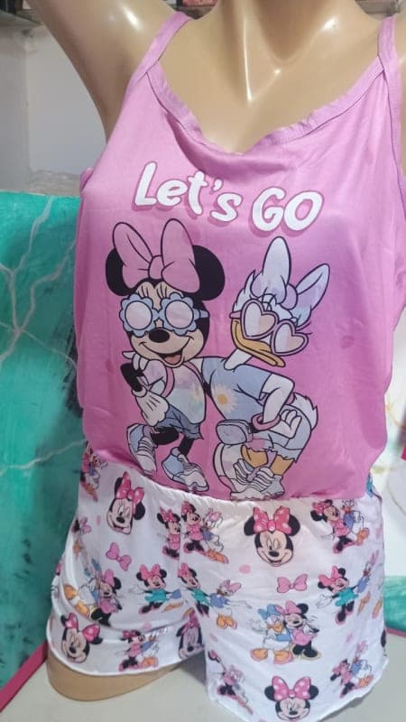 Conjunto de pijama rosa com estampa de Minnie e Margarida